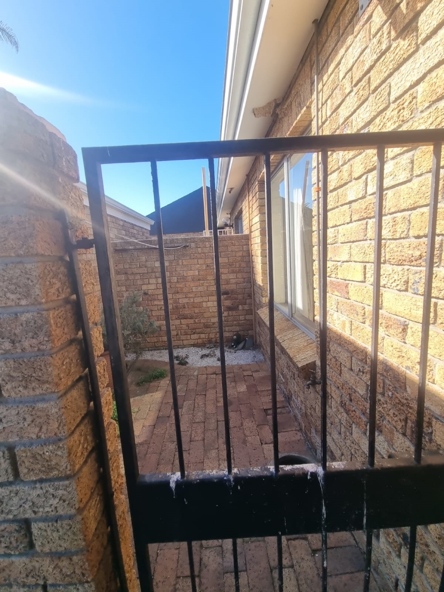 2 Bedroom Property for Sale in Welgelegen Western Cape